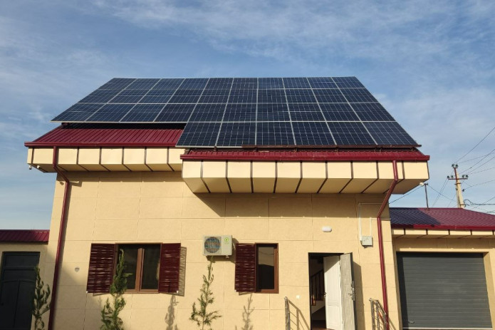 Uyida quyosh paneli orqali elektrdan foydalangan 61 mingdan oshiq aholi avgust uchun 105,4 mlrd so'm keshbek oladi