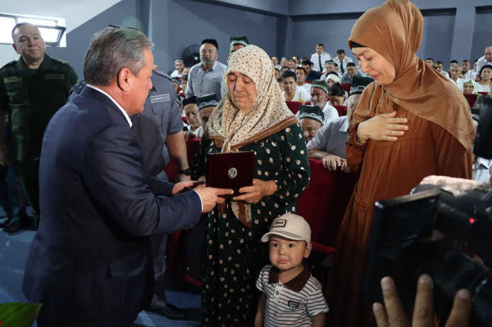 Andijonda fuqaro tomonidan pichoqlanib vafot etgan profilaktika inspektori “Jasorat” medali bilan taqdirlandi