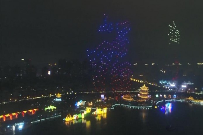 В Китае устроили световое шоу с участием 300 дронов