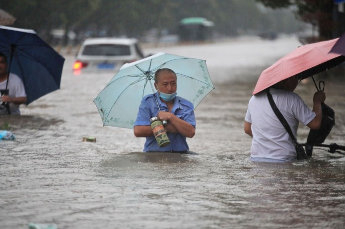 В Китае из-за наводнения прорвало плотину. Погибли люди, находящиеся в метро