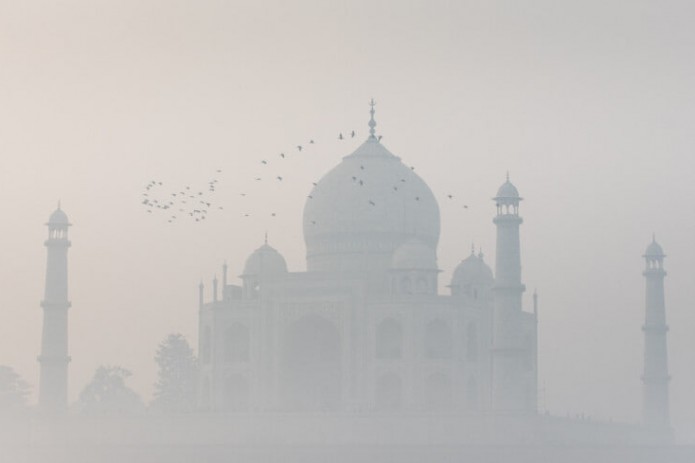 Qalin tutun sababli Hindistondagi "Toj Mahal" maqbarasi ko'rinmay qoldi. Sayyohlar bundan nolimoqda