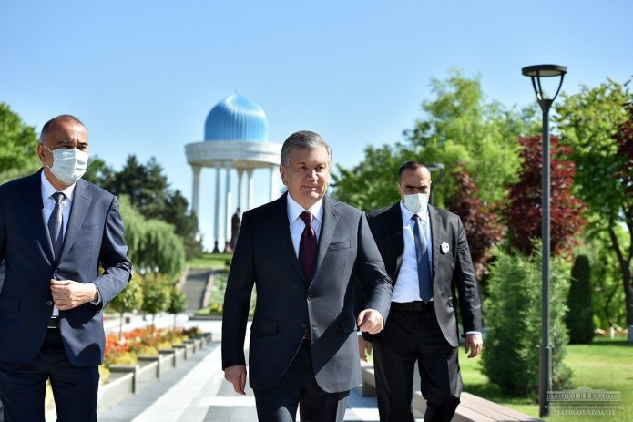 Shavkat Mirziyoyev Alisher Navoiy nomidagi O'zbekiston Milliy bog'ida barpo etilgan Adiblar xiyoboniga tashrif buyurdi