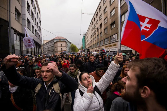 Slovakiyada o‘n minglab odamlar namoyishga chiqdi