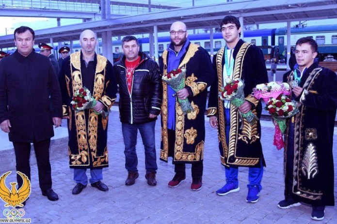 Сборная Узбекистана по тяжелой атлетике вернулась с чемпионата мира