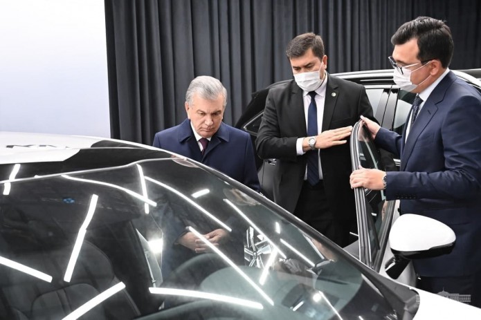 Shavkat Mirziyoyev “KIA”, “Renault” va “Lada” rusumidagi 10 xil yengil avtomobil yigʻiladigan “ADM Jizzakh” zavodiga bordi
