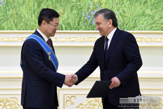 Президент Шавкат Мирзиёев наградил Посла КНР орденом "Дустлик"