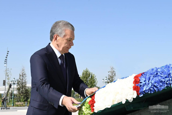 Shavkat Mirziyoyev “Yangi O‘zbekiston” bog‘iga borib, Mustaqillik monumenti poyiga gul qo‘ydi