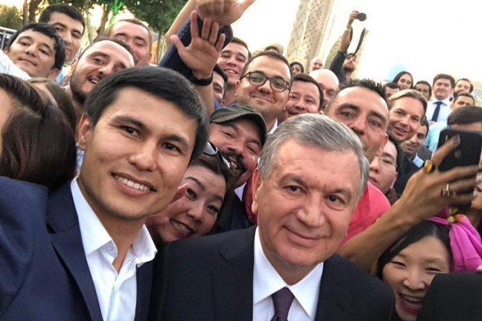 President Shavkat Mirziyoyev takes selfie with bloggers