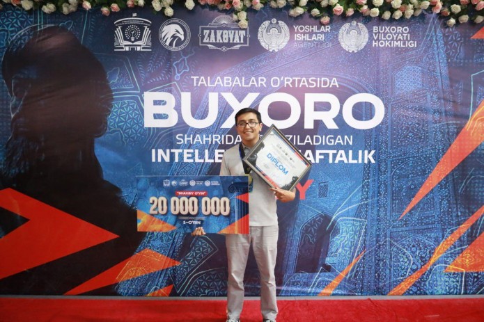 Kichkina kokrak soati bilan mushuk tugadi