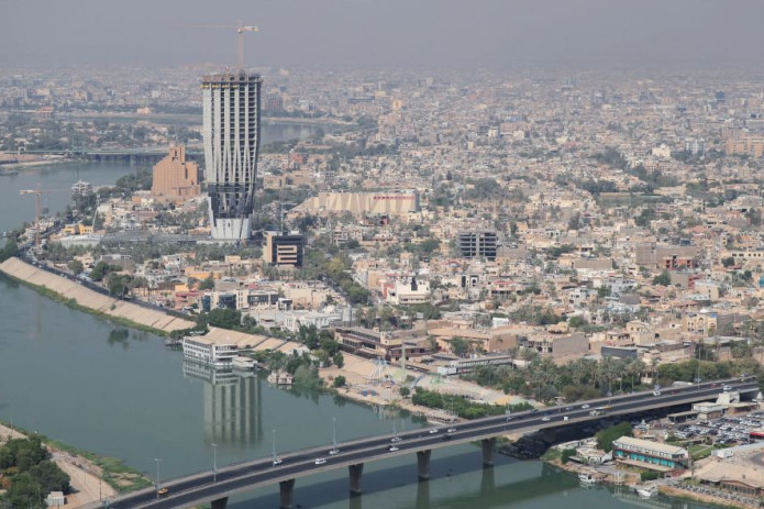 AQSh Eron bilan ortayotgan keskinlik fonida Iroqdagi elchixonasi xodimlarini evakuatsiya qilmoqda