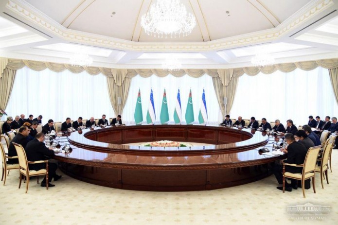 Главы Узбекистана и Туркменистана провели переговоры в расширенном составе