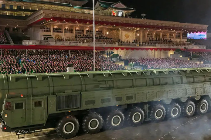 Shimoliy Koreya o‘zining yangi qit’alararo raketasini ilk bor namoyish qildi