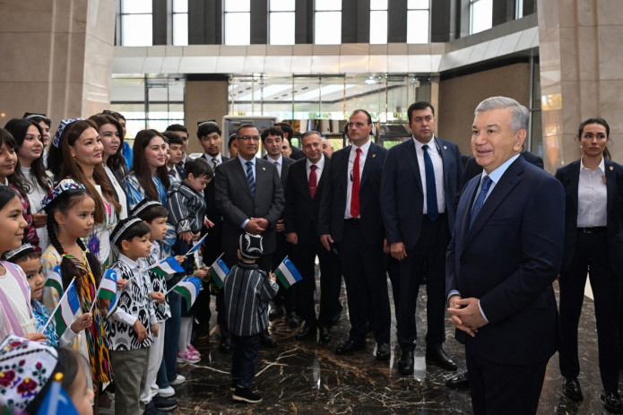 Shavkat Mirziyoyev Anqarada vatandoshlar bilan suhbatlashdi