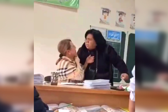 Sirdaryodagi maktabda o‘qituvchini urgan ayol uzr so‘radi