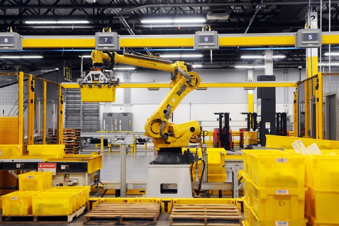 Amazon может заменить сотрудников складов машинами