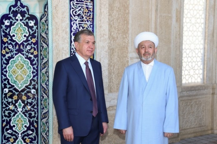 Shavkat Mirziyoyev visits resting place of Islam Karimov