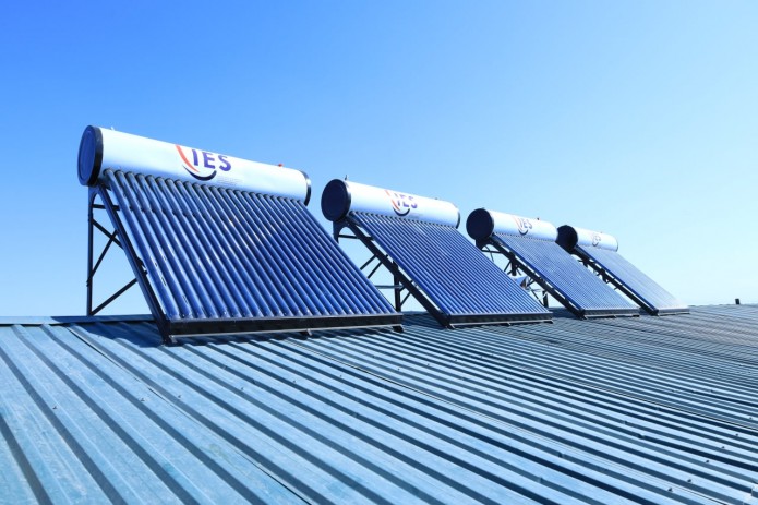 В Навоийской ТЭС установили 26 солнечных водонагревателей общей ёмкостью 5200 литров