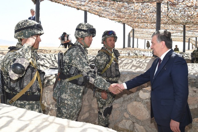 Shavkat Mirziyoyev “Kattaqo‘rg‘on” dala-o‘quv maydonida o‘tkazilgan operativ taktik mashqlarni kuzatdi