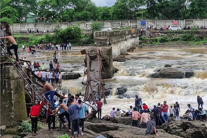 Hindistonda ko‘prik qulashi oqibatida kamida ikki kishi halok bo‘ldi