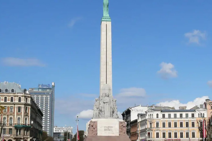 Latviya Rossiya va Belarus bilan chegaralari yaqinida osmonni yopdi