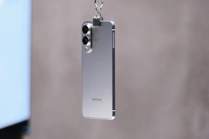 Samsung тарихидаги энг юпқа смартфоннинг нархи ошкор этилди