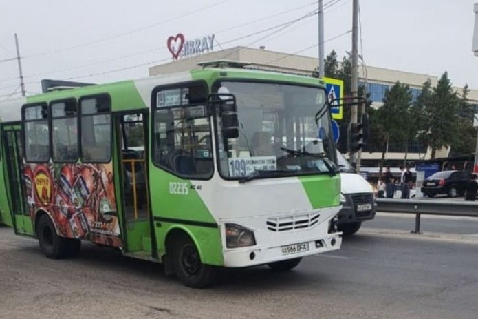В Кибрае водители автобусов устроили гонки на проезжей части.