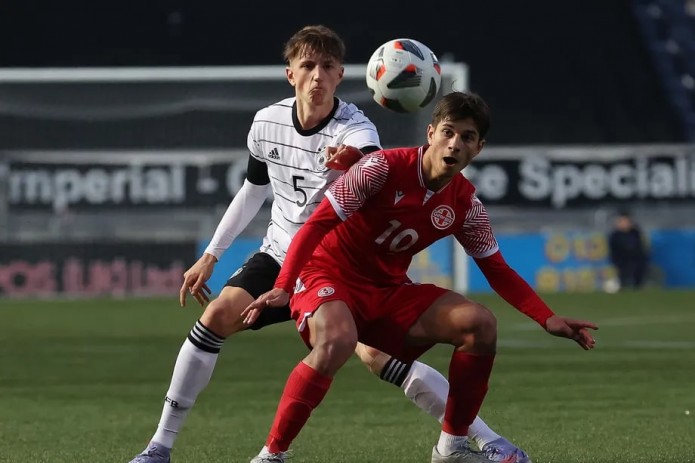 “Bavariya” gruziyalik 17 yoshli futbolchini sotib olib, u bilan uzoq muddatli shartnoma imzoladi