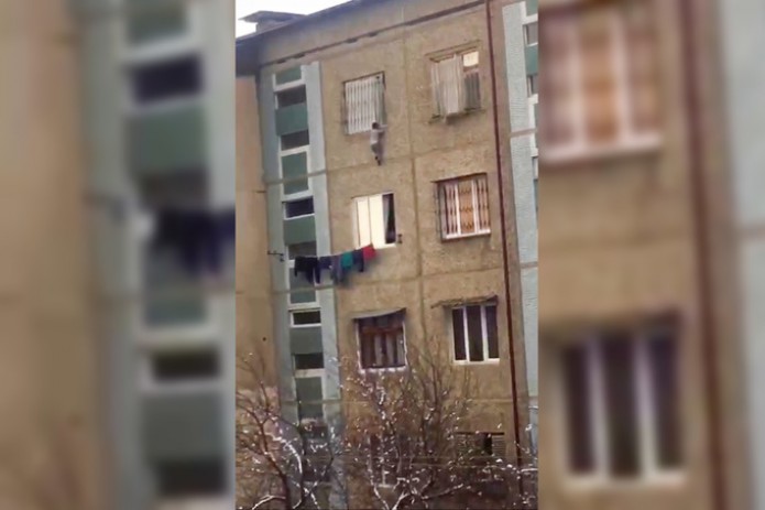 В Ташкенте люди словили ребенка, выпавшего из окна (Видео)