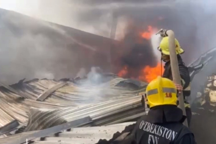 "Ёнғин бартараф этишга 19 та ёнғин ўчириш ва бошқа махсус техникалар жалб этилган" - Тошкентдаги омборхонада келиб чиққан ёнғин ўчирилди
