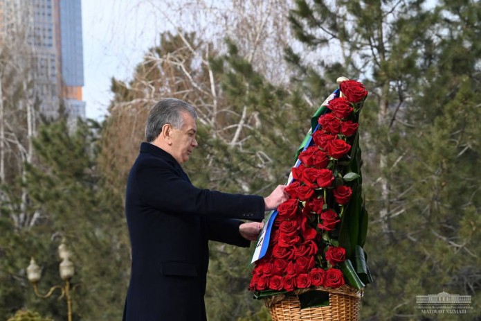 Shavkat Mirziyoyev Islom Karimov haykali poyiga gulchambar qo’ydi