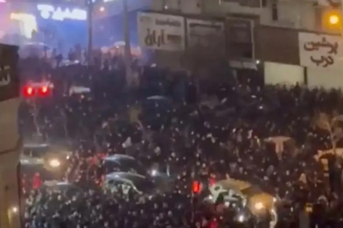 Eronda ommaviy norozilik namoyishlari davom etmoqda, qurbonlar soni ortib bormoqda
