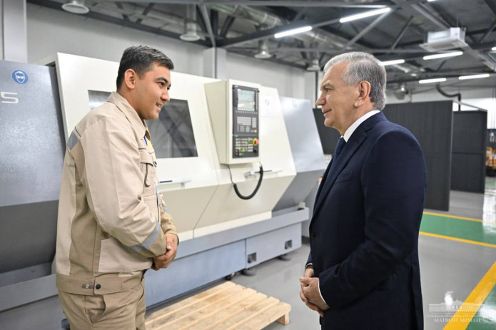 Shavkat Mirziyoyev Olmaliq shahriga tashrif buyurib, OKMK Muhandislik maktabi bilan tanishdi