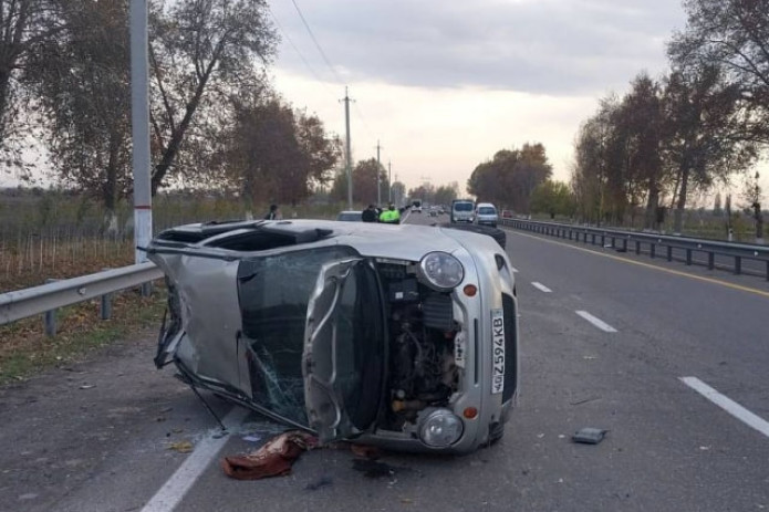 Toshkentda Matiz YTH sodir etib, ag‘darilib ketdi