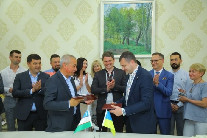 Украинский Хмельницкий и Наманган стали городами-побратимами