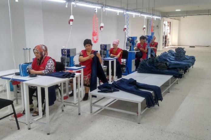 В Алмалыке начало работу новое предприятие по производству джинсов