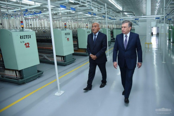 Шавкат Мирзиёев ознакомился с деятельностью текстильного кластера «Khantex Group»
