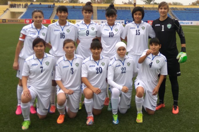 Futbolchilar jamoasi muxlis bilan jinsiy aloqada bolishdi