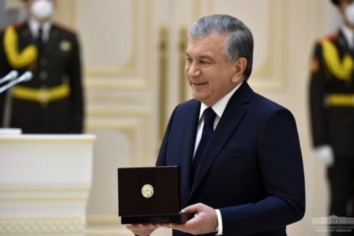 Shavkat Mirziyoyev Ozarbayjonlik bir guruh faxriylarni mukofotladi