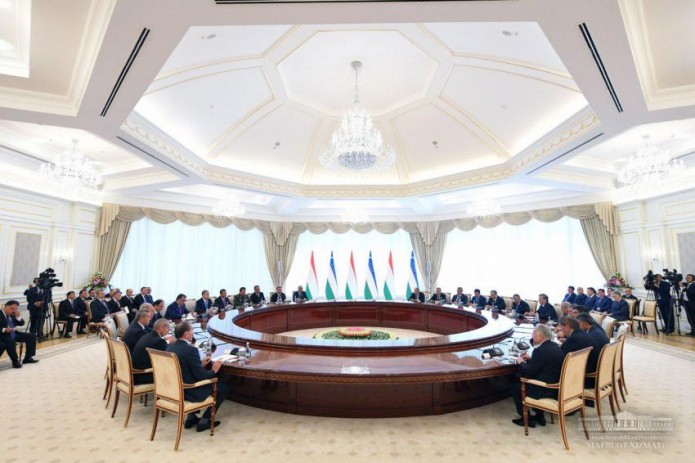 Главы Узбекистана и Таджикистана провели встречу в расширенном составе