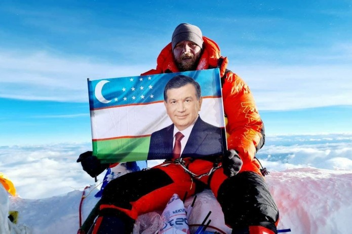 Узбекистанец Сергей Денисенко взобрался на Эверест и поднял флаг республики