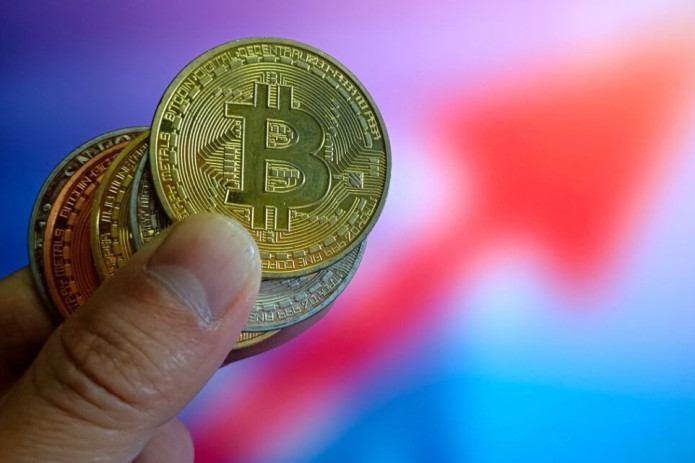 Bitcoin kursi 90 ming dollardan oshdi va yangi tarixiy maksimal darajaga yetdi