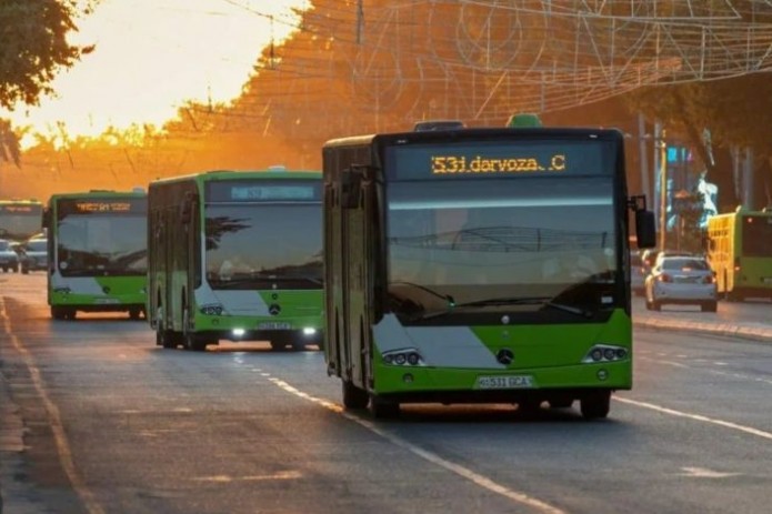 Katta labiyali qizlar ishtirokida chiroyli porno tomosha qiling Olomon gozallikni siqib chiqardi