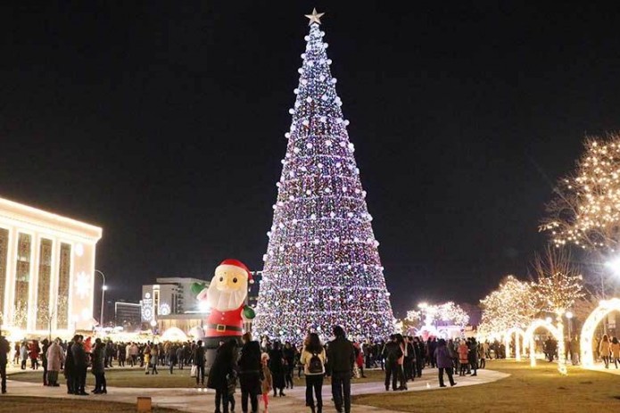 На столичной улице Истиклол устанавливают самую высокую новогоднюю ёлку