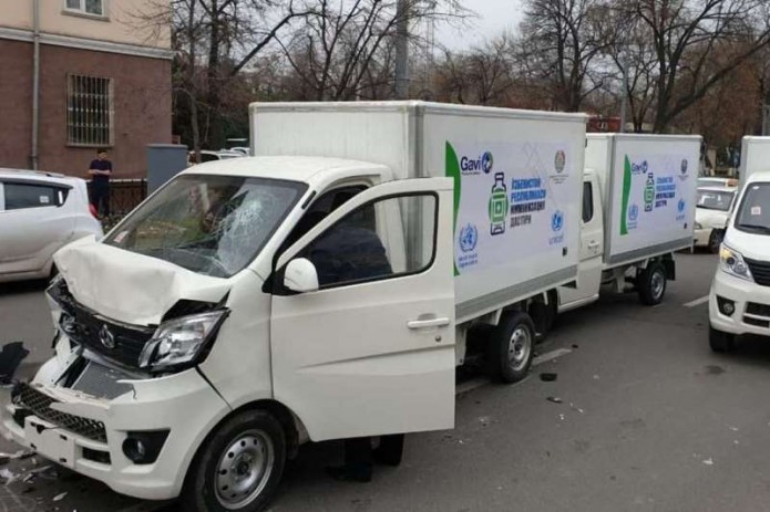 В Ташкенте столкнулись несколько автомобилей, предназначенных для перевозки вакцин