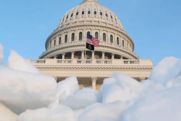 Tramp yopilishga chek qo'yish uchun qonun loyihalari paketini imzoladi