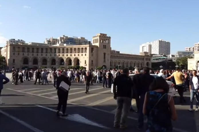 Yerevan aholisi Qorabog‘dagi vaziyat tufayli hukumat binosi oldida namoyish o'tkazmoqda