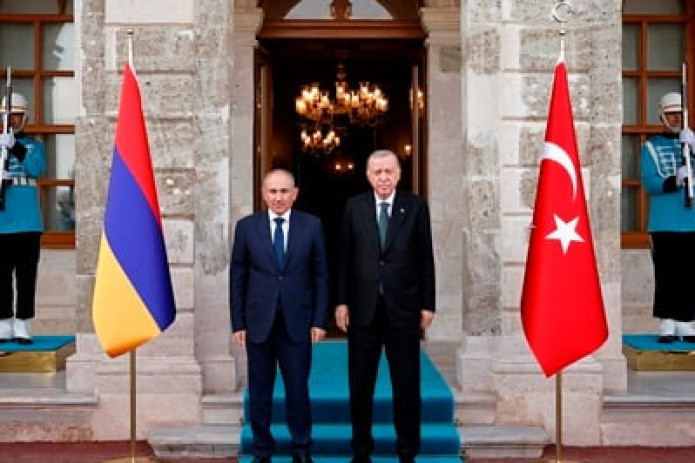 Turkiya yetakchisi Armaniston bosh vaziri bilan tarixiy uchrashuv o‘tkazdi