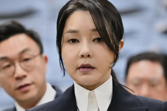 Janubiy Koreya sobiq prezidentining rafiqasi qamoq jazosiga hukm qilindi