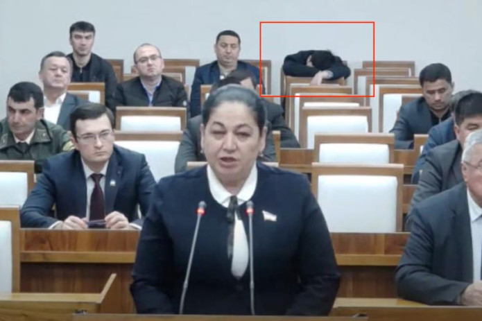 Senat yalpi majlisida uxlab qolgani aytilgan ishtirokchining sog‘lig‘i yomonlashib qolgani ma'lum bo'ldi