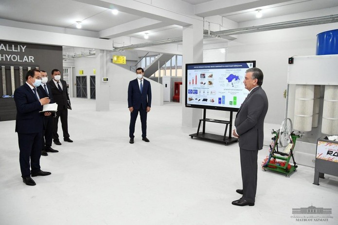 Shavkat Mirziyoyev Farg'ona tumanidagi loyiha qiymati 15 million dollar bo'lgan «Ekokerama» MCHJ faoliyati bilan tanishdi